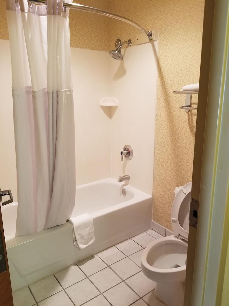Days Inn by Wyndham Tulsa Central photo 3