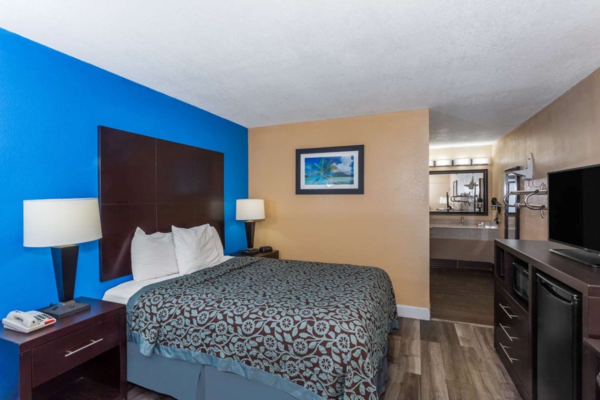 Days Inn by Wyndham Sarasota Bay photo 1
