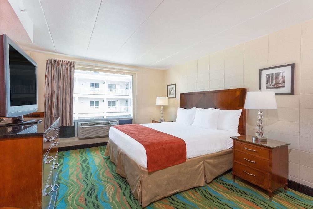 Howard Johnson by Wyndham Virginia Beach At The Beach photo 1