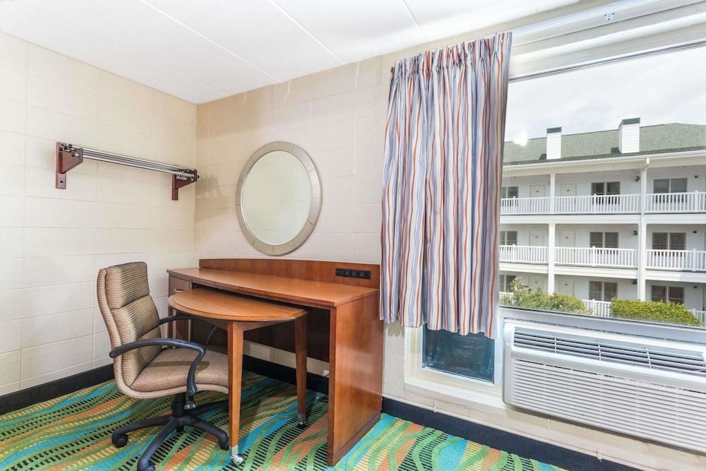 Howard Johnson by Wyndham Virginia Beach At The Beach photo 2