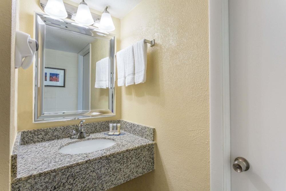 Howard Johnson by Wyndham Virginia Beach At The Beach photo 3