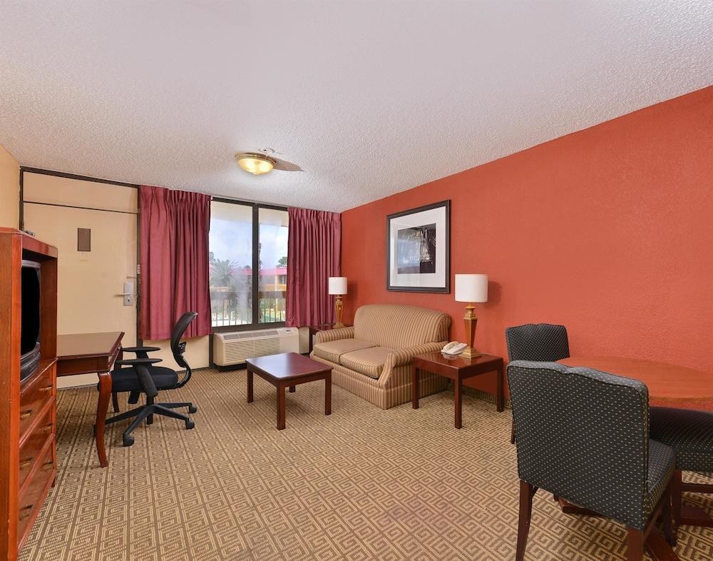 AMERICAS BEST VALUE INN & SUITES - DOWNTOWN photo 2