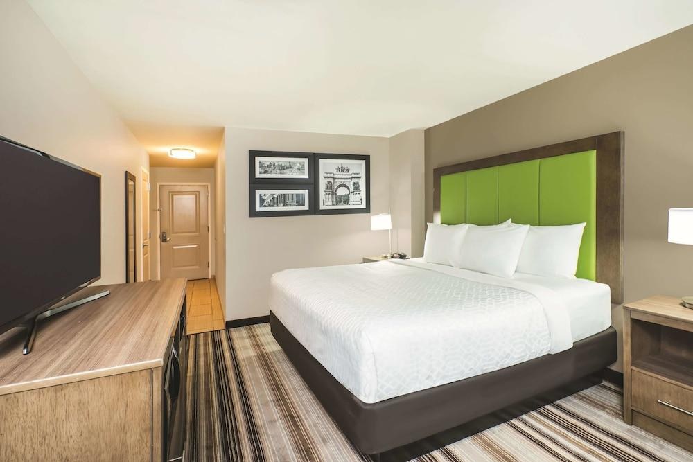 La Quinta Inn & Suites by Wyndham Brooklyn Central photo 1