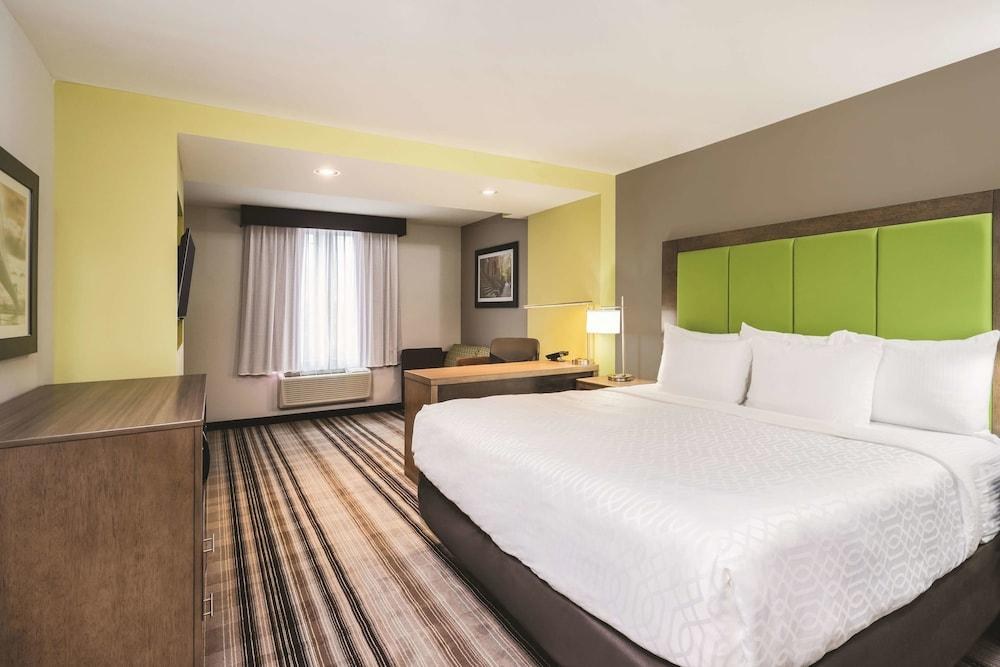 La Quinta Inn & Suites by Wyndham Brooklyn Central photo 2