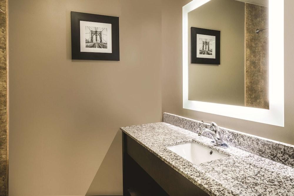 La Quinta Inn & Suites by Wyndham Brooklyn Central photo 3