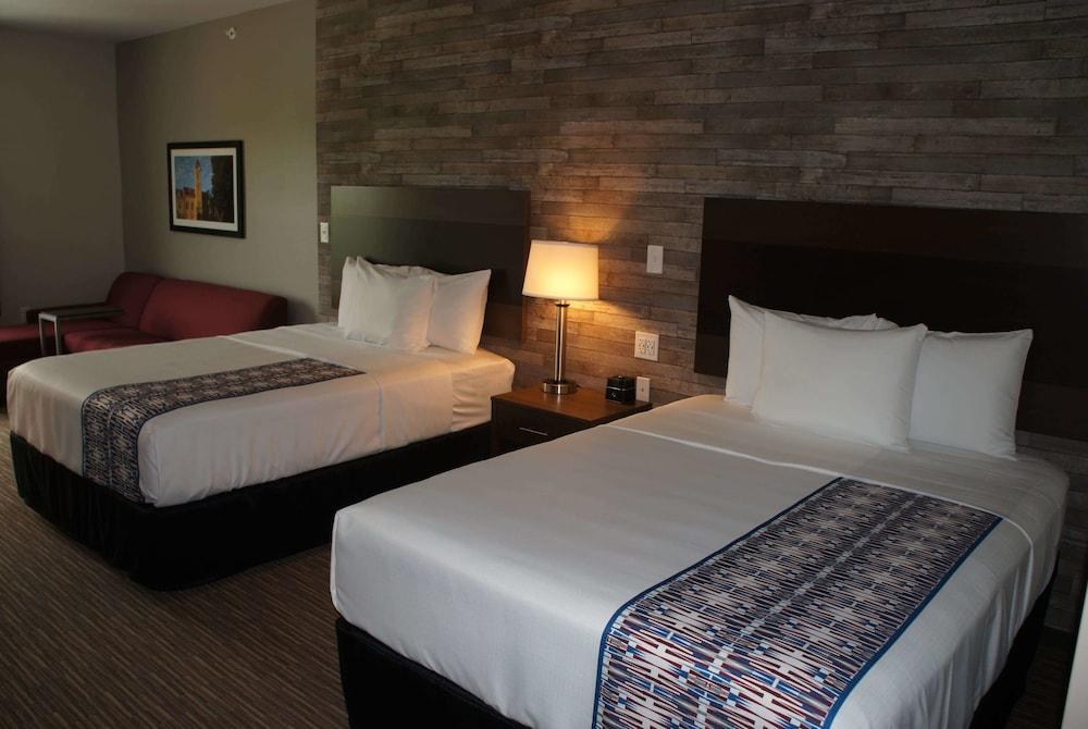 La Quinta Inn & Suites by Wyndham Bloomington photo 1