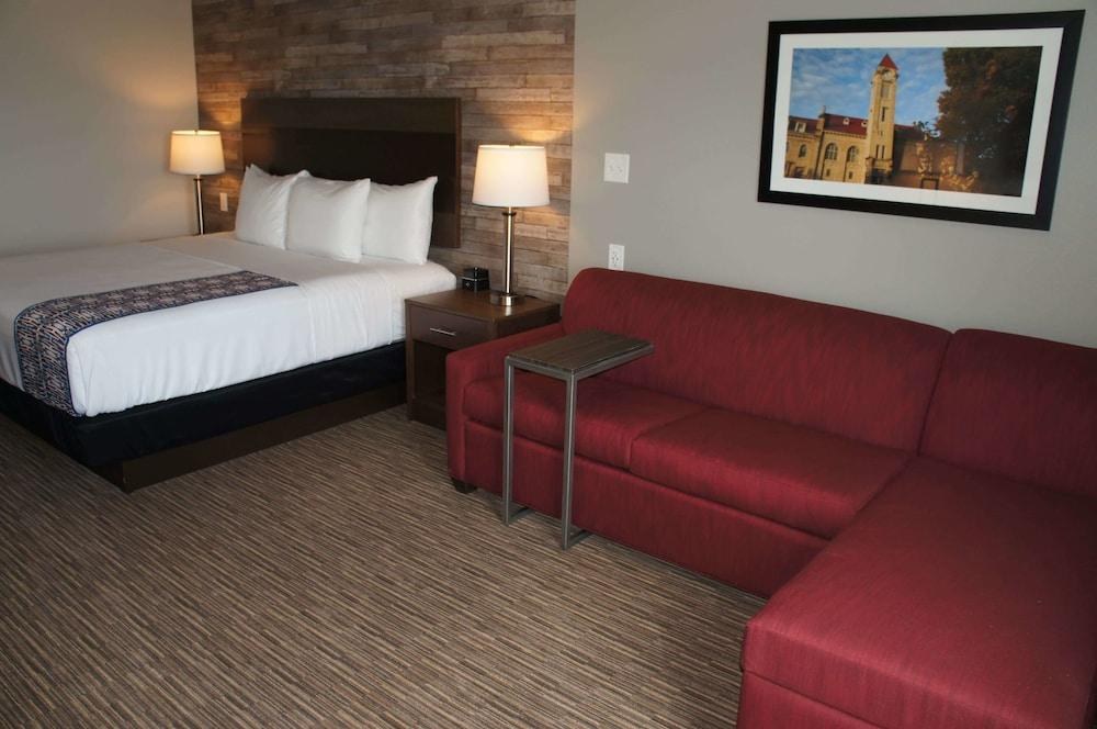 La Quinta Inn & Suites by Wyndham Bloomington photo 2