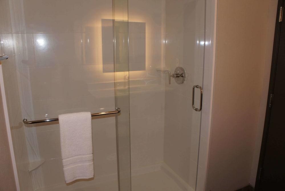 La Quinta Inn & Suites by Wyndham Bloomington photo 3