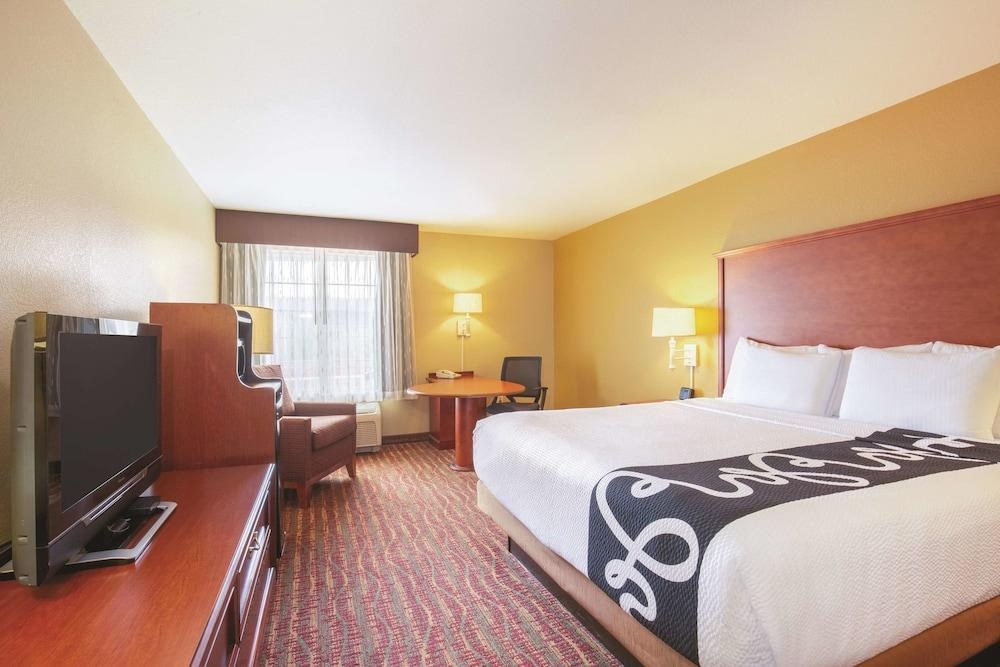 La Quinta Inn & Suites by Wyndham Bentonville photo 1
