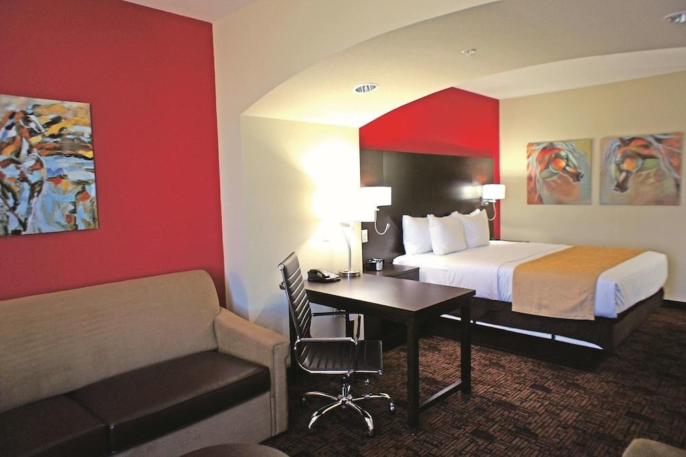 La Quinta Inn & Suites by Wyndham Elk City photo 2