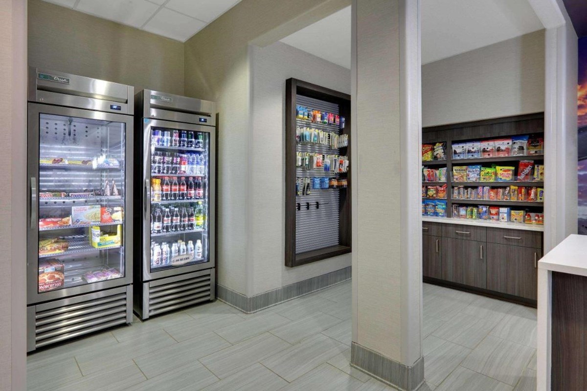 La Quinta Inn & Suites by Wyndham Dallas - Richardson photo 1