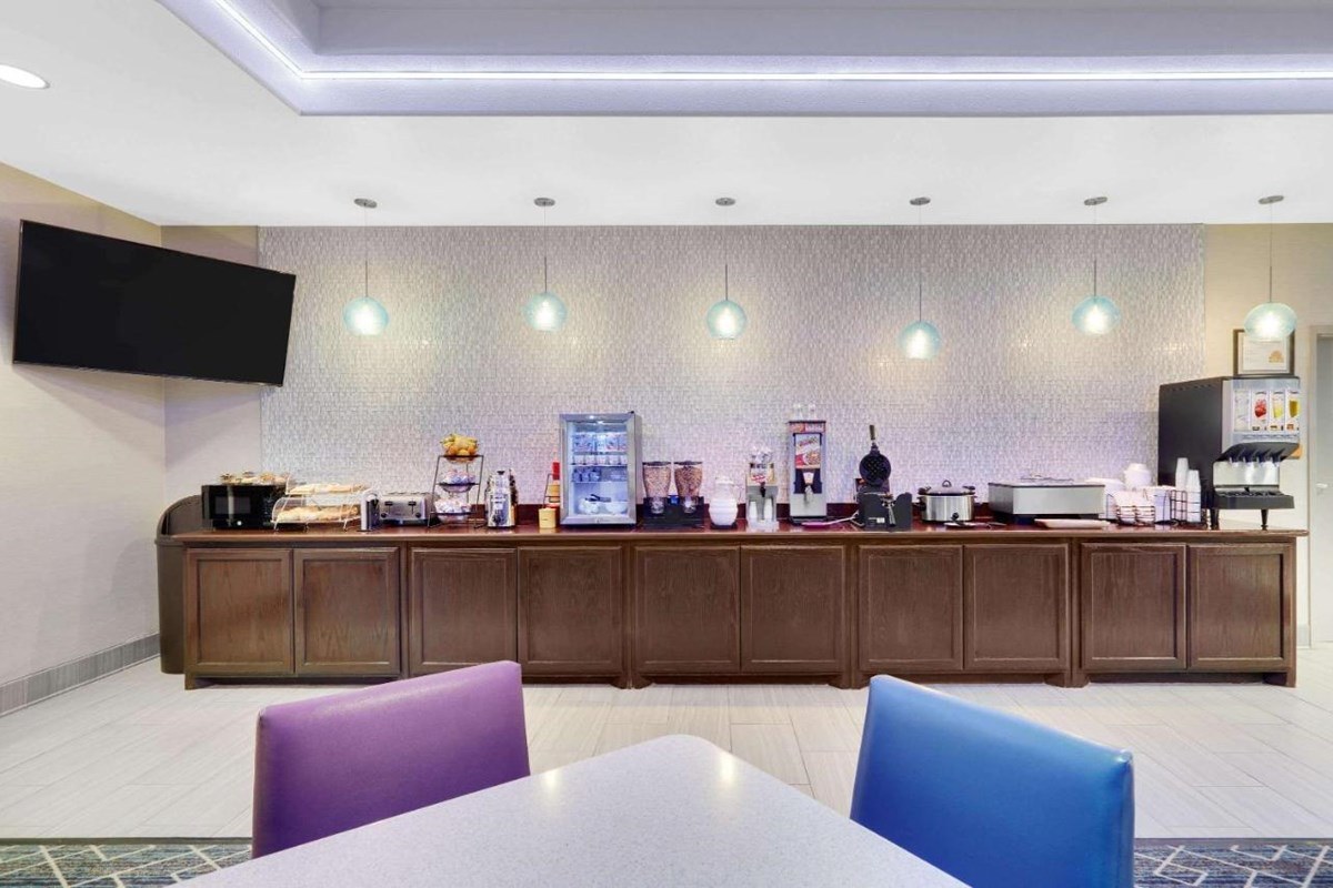 La Quinta Inn & Suites by Wyndham Dallas - Richardson photo 3