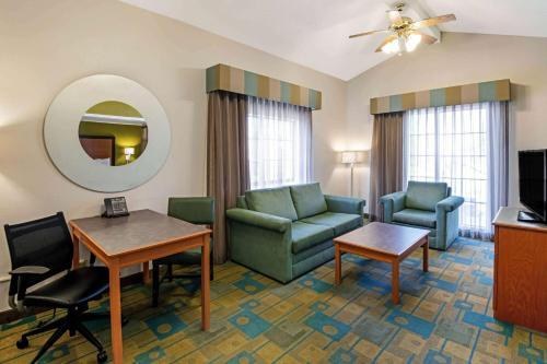 La Quinta Inn by Wyndham Amarillo Mid-City photo 1