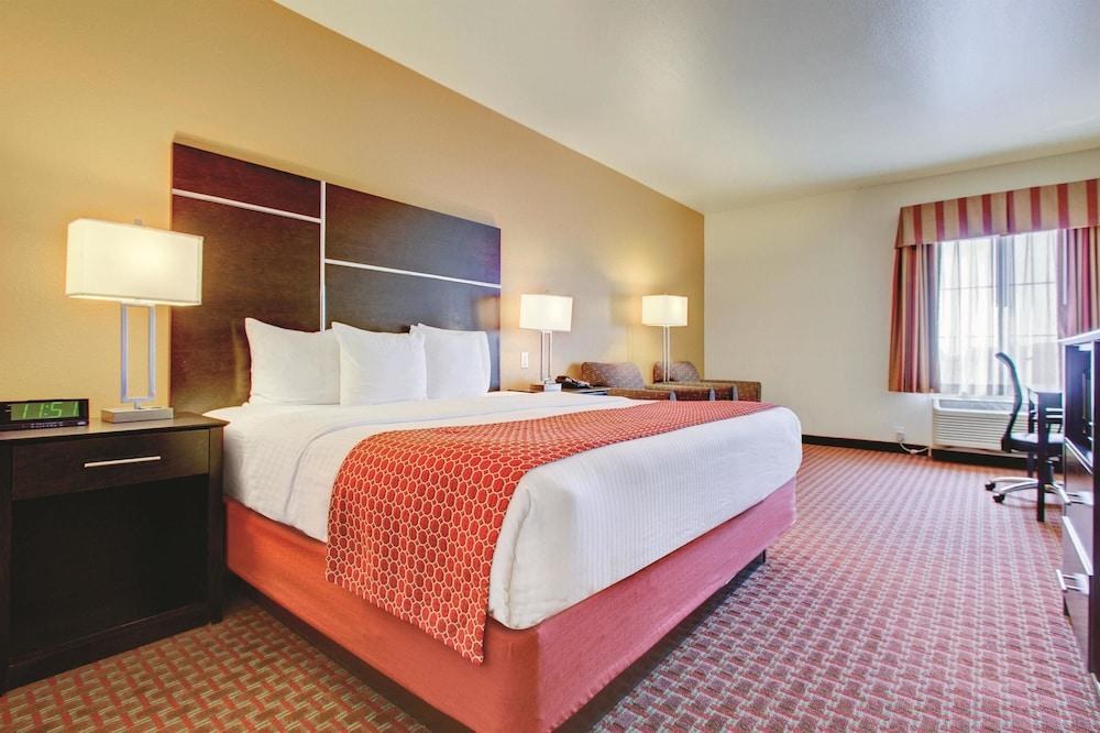 La Quinta Inn & Suites by Wyndham Denver Gateway Park photo 2