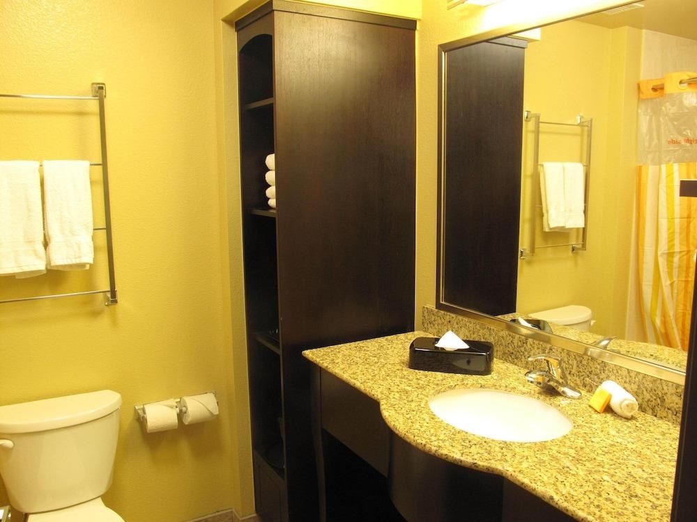 La Quinta Inn & Suites by Wyndham Denver Gateway Park photo 3