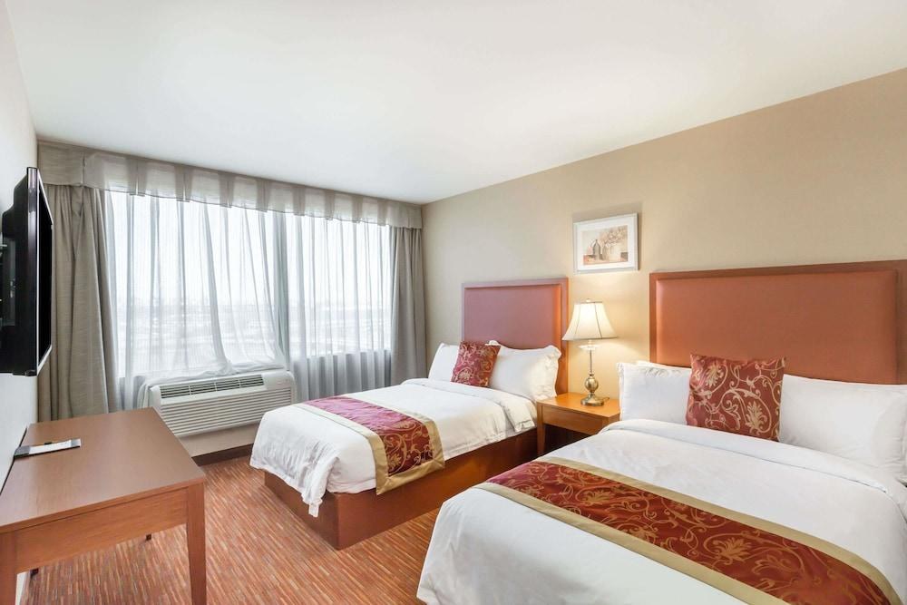 Ramada by Wyndham Flushing Queens photo 2