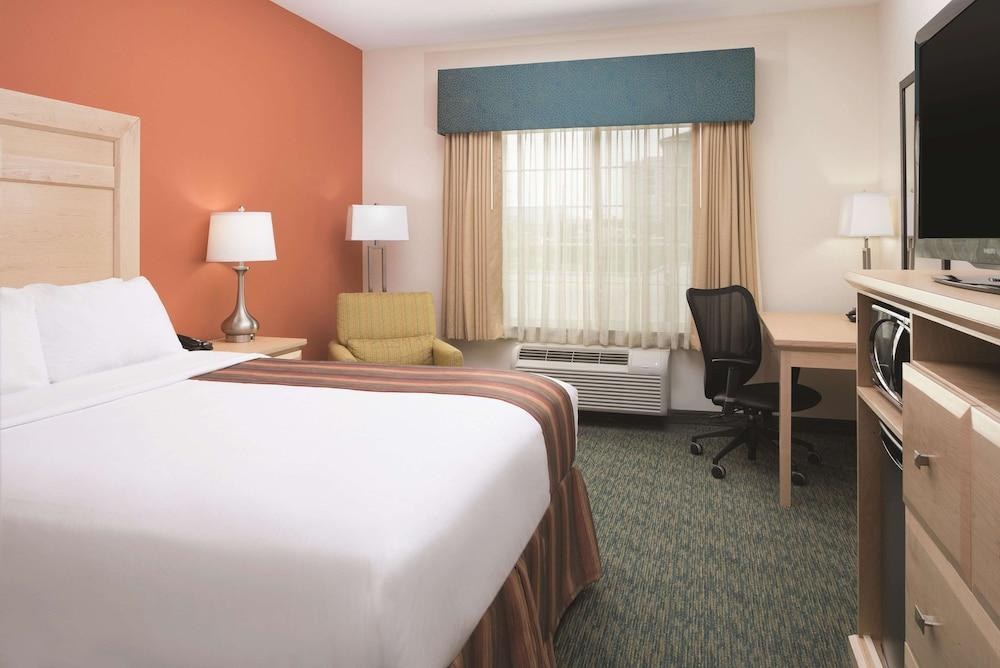La Quinta Inn & Suites by Wyndham Grand Forks photo 1