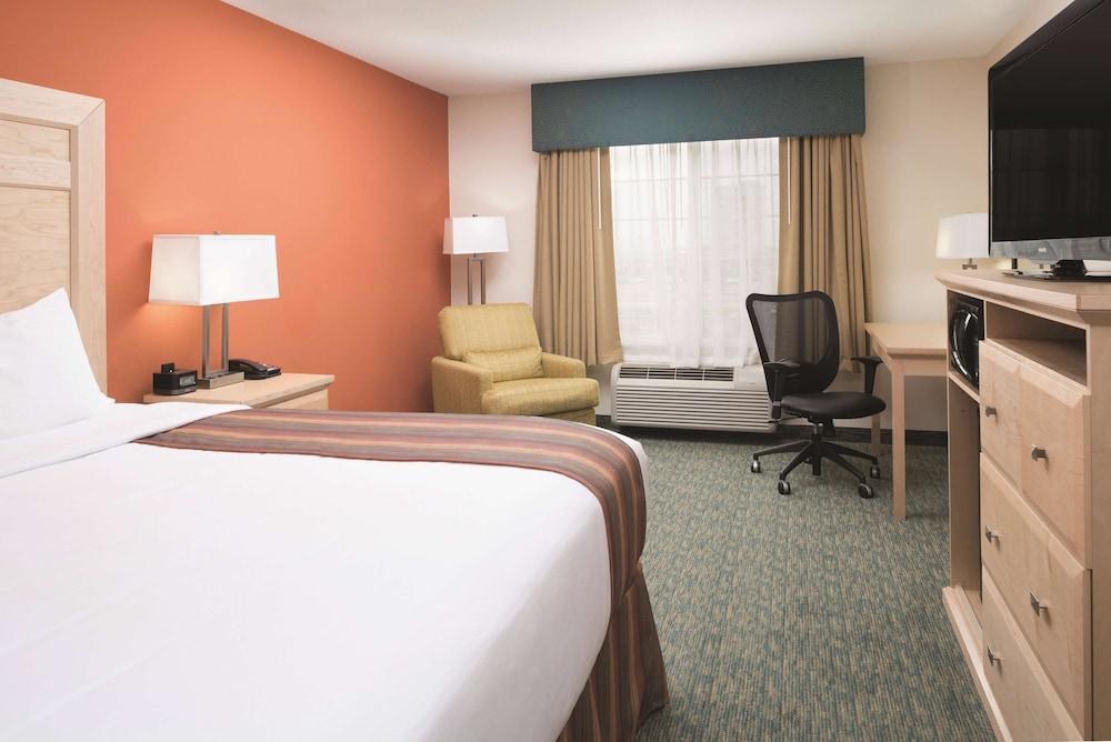 La Quinta Inn & Suites by Wyndham Grand Forks photo 2