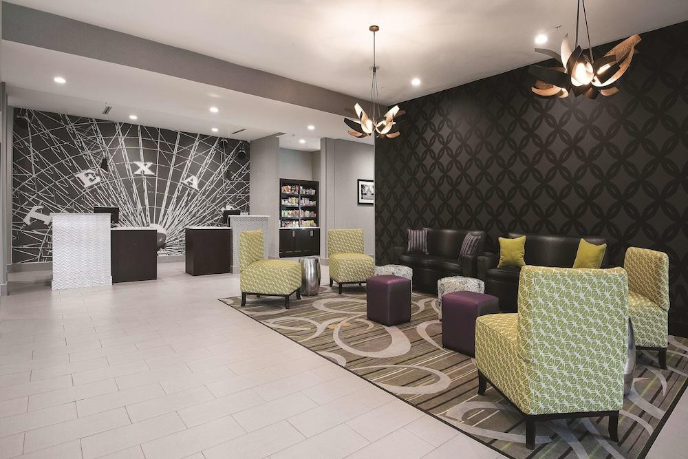 La Quinta Inn & Suites by Wyndham Fort Worth West - I-30 photo 3