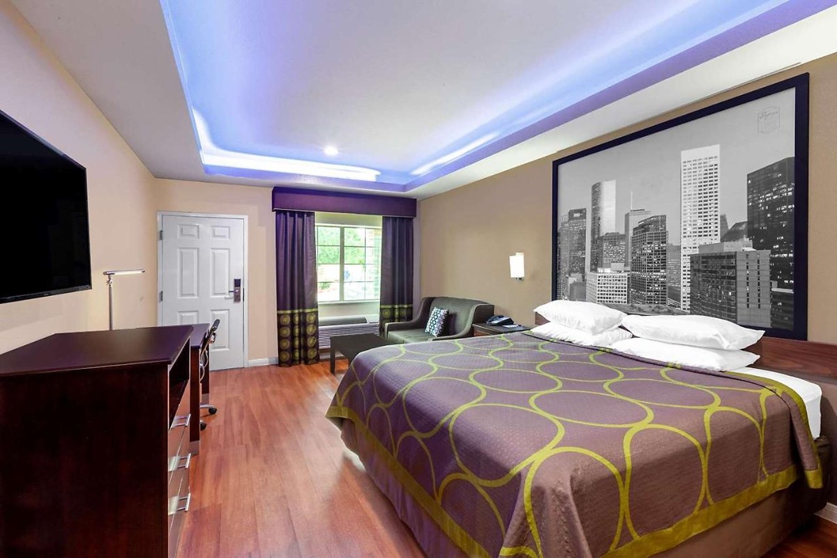 Super 8 by Wyndham Houston Northwest Cypress photo 1