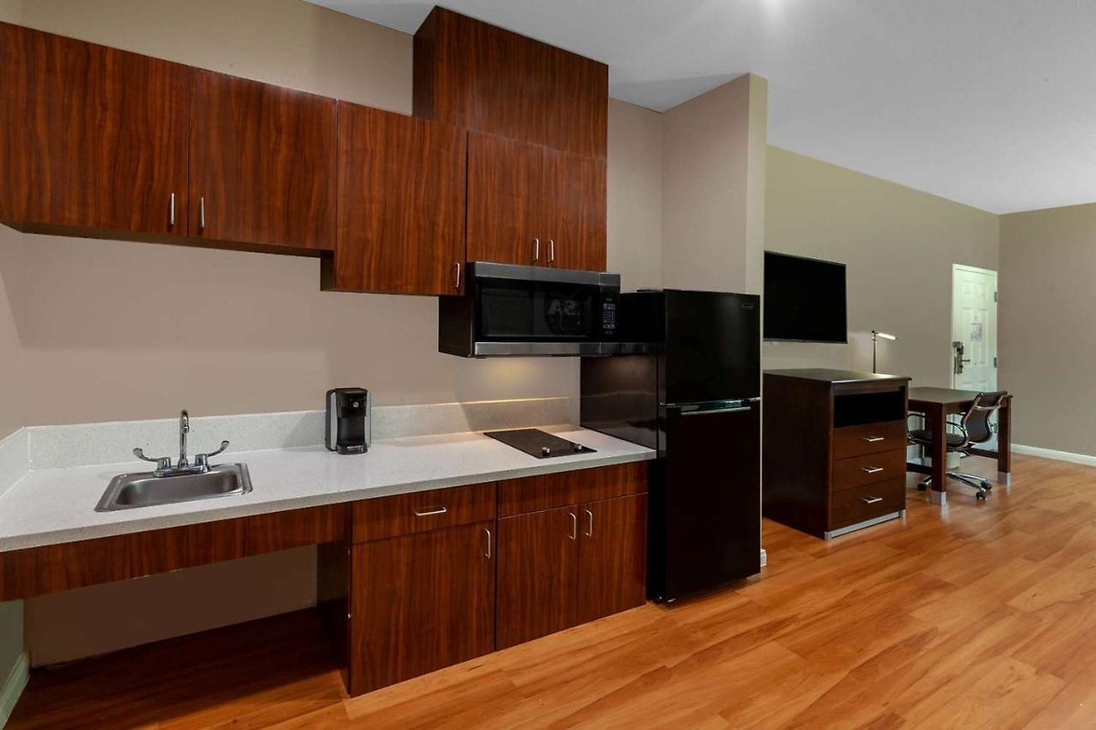 Super 8 by Wyndham Houston Northwest Cypress photo 2