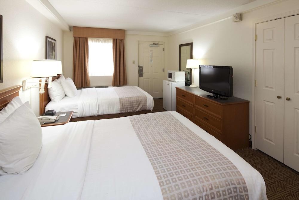 La Quinta Inn by Wyndham Huntsville Research Park photo 1