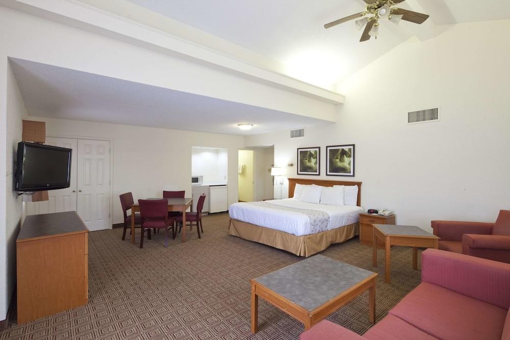 La Quinta Inn by Wyndham Huntsville Research Park photo 2
