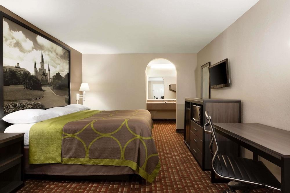 Super 8 by Wyndham Lake Charles Northeast photo 2