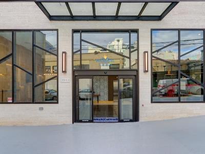 Microtel Inn by Wyndham Long Island City photo 1