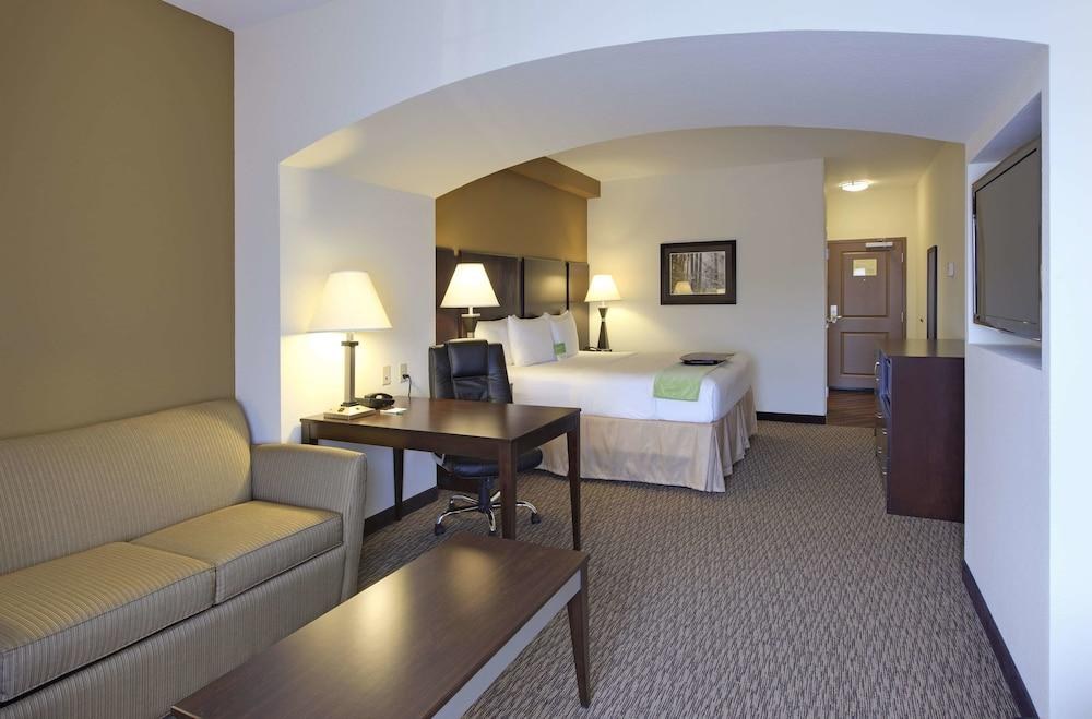 La Quinta Inn & Suites by Wyndham Memphis Wolfchase photo 1