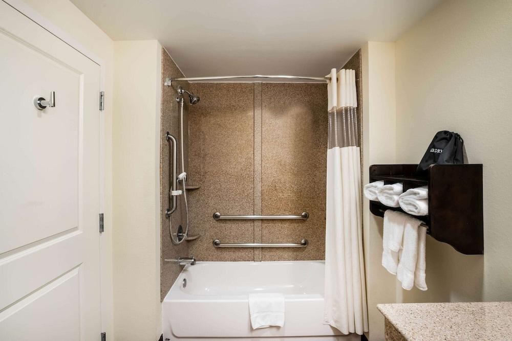 La Quinta Inn & Suites by Wyndham Memphis Wolfchase photo 3