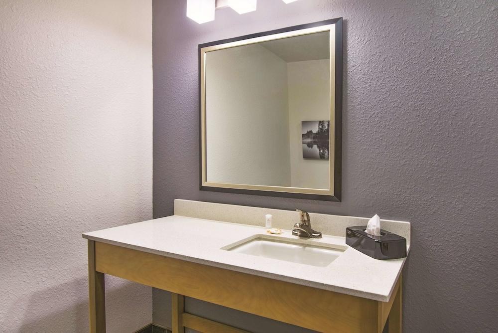 La Quinta Inn & Suites by Wyndham Morgantown photo 2