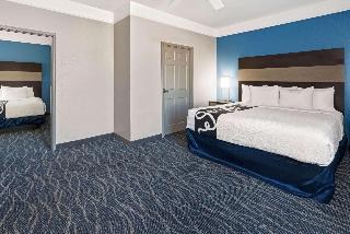 La Quinta Inn & Suites by Wyndham Phoenix I-10 West photo 2