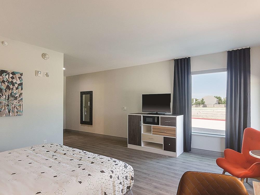 La Quinta Inn & Suites by Wyndham Plano Legacy Frisco photo 1