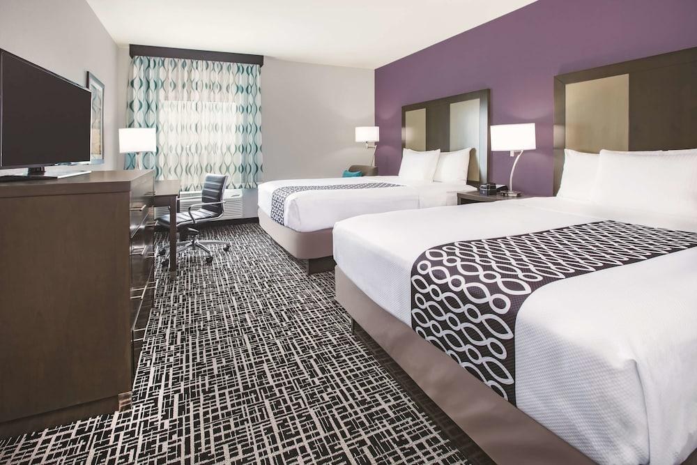 La Quinta Inn & Suites by Wyndham Dallas Plano - The Colony photo 2