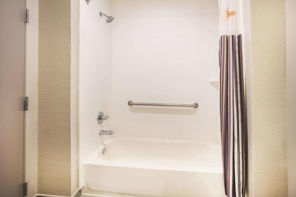 La Quinta Inn & Suites by Wyndham Dallas Plano - The Colony photo 3