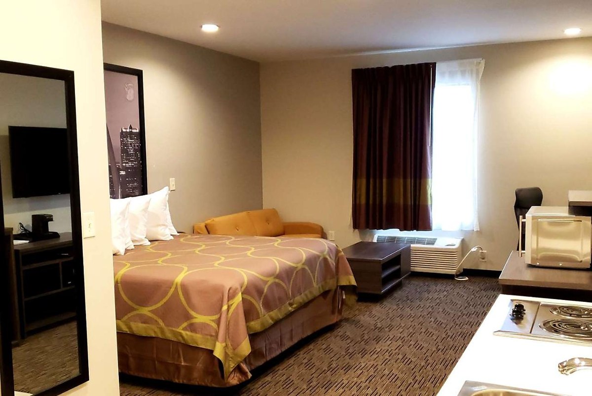 Super 8 by Wyndham St. Louis North photo 4