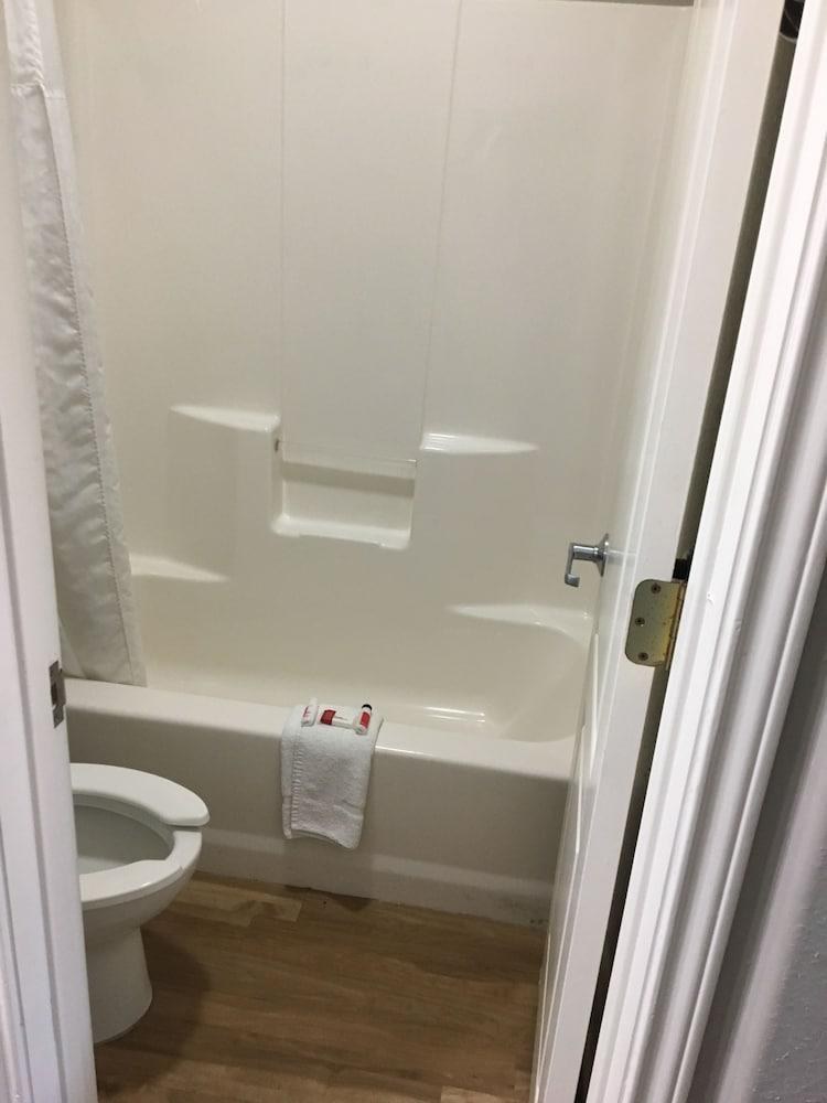 Super 8 by Wyndham San Antonio Near Fort Sam Houston photo 2