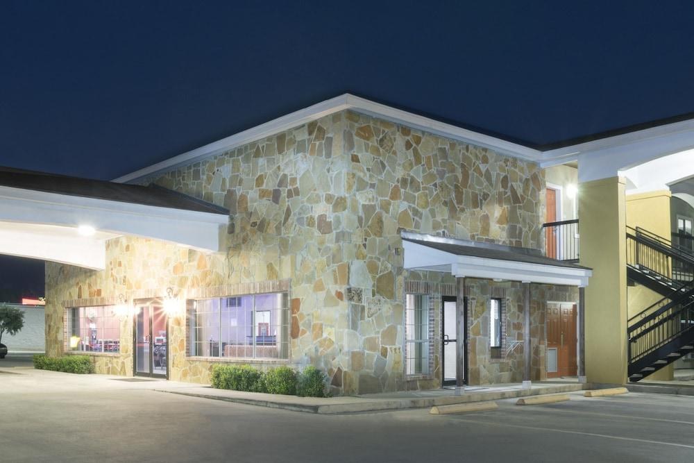 Super 8 by Wyndham San Antonio Near Fort Sam Houston photo 3