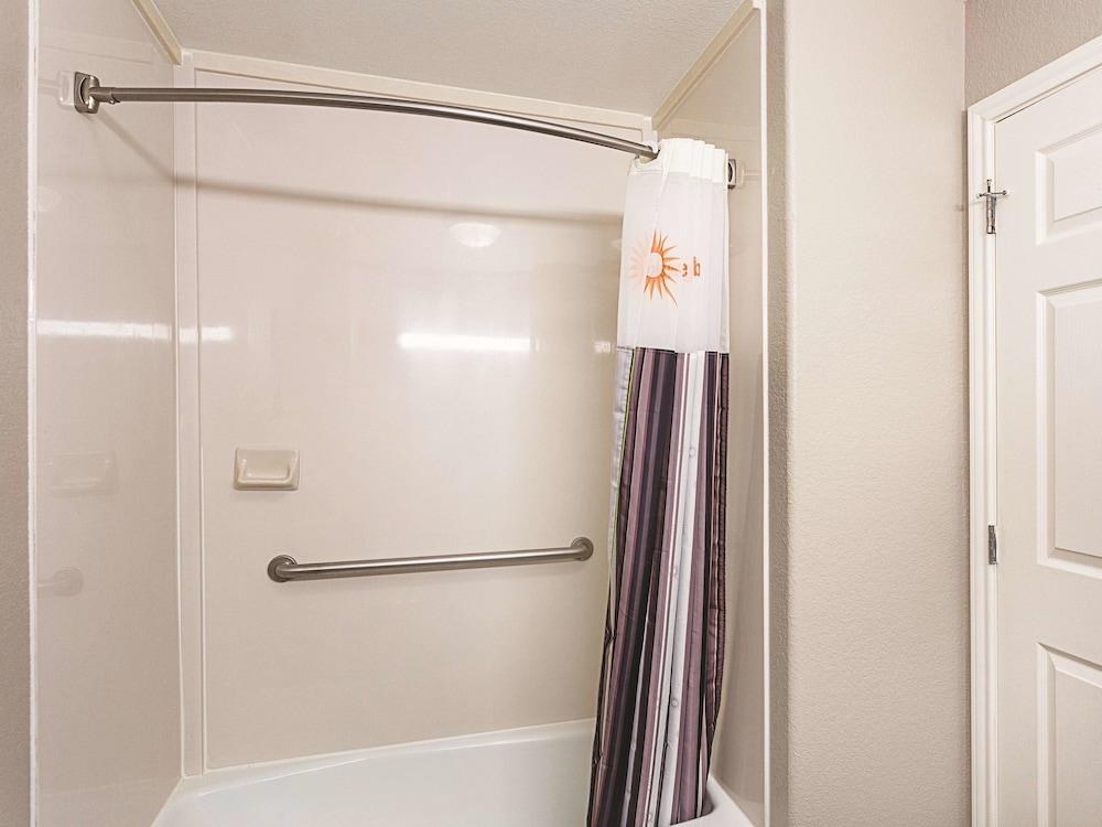 La Quinta Inn & Suites by Wyndham San Antonio Northwest photo 1