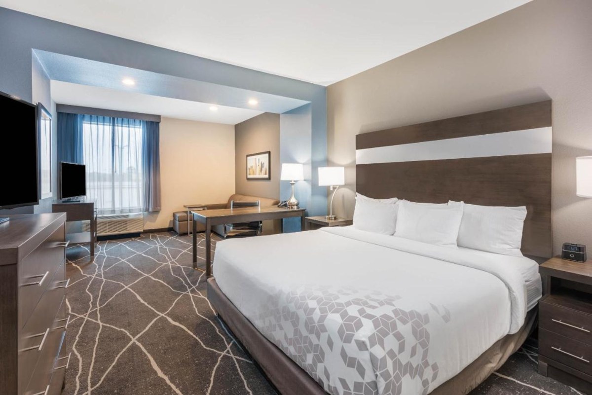 La Quinta Inn and Suites by Wyndham Houston Spring South photo 1