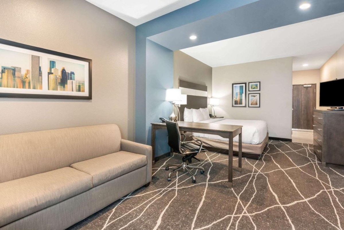 La Quinta Inn and Suites by Wyndham Houston Spring South photo 4