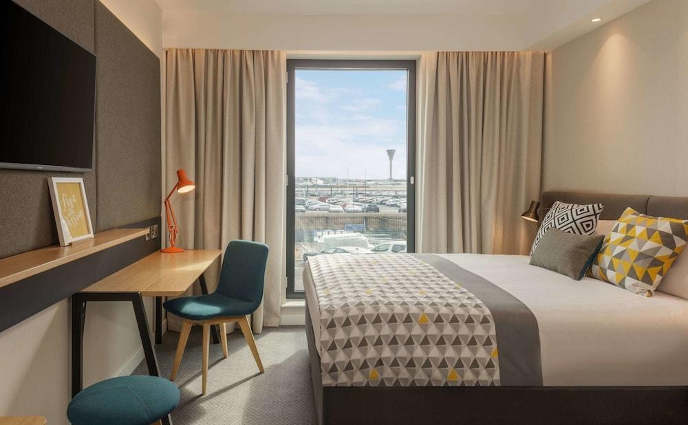 Holiday Inn London Heathrow - Bath Road by IHG photo 2
