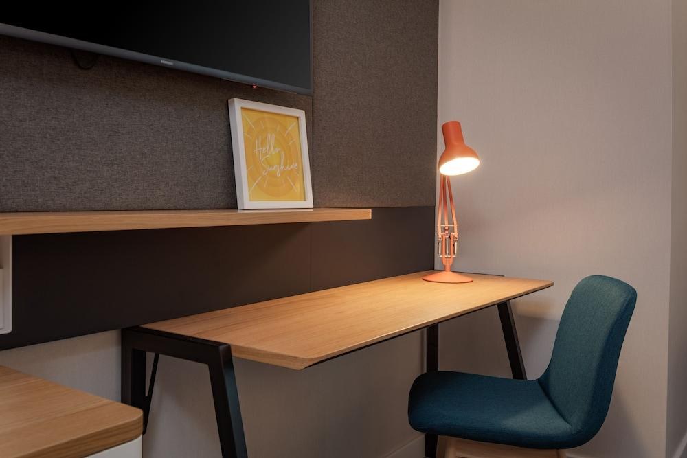 Holiday Inn London Heathrow - Bath Road by IHG photo 3