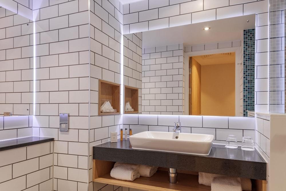 Holiday Inn London Heathrow - Bath Road by IHG photo 4