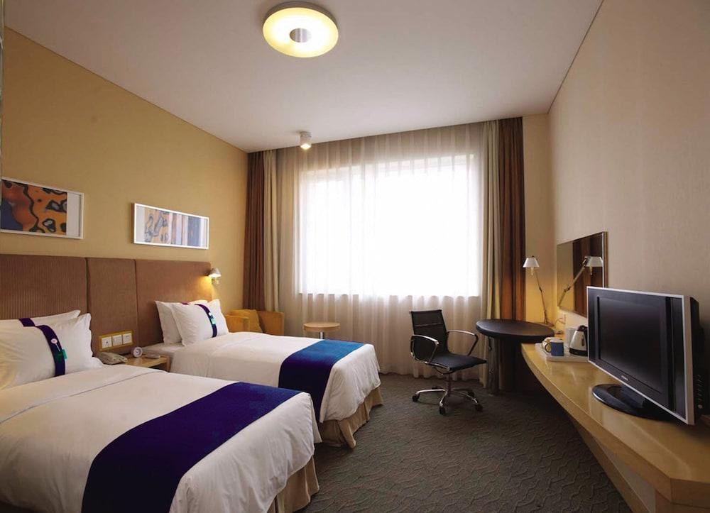 Holiday Inn Express Shanghai Zhenping photo 2