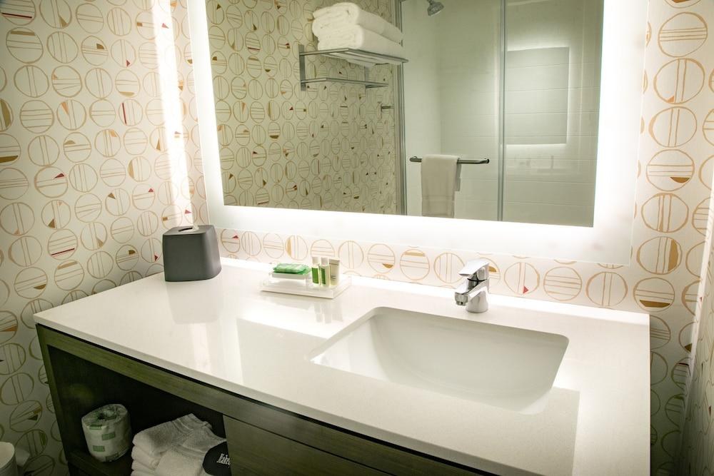 Holiday Inn & Suites - Orlando - International Dr S photo 3