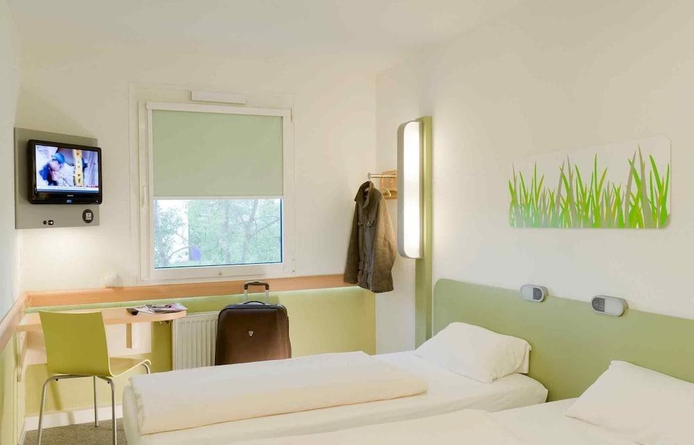 B&B HOTEL Toulouse Cité de l'Espace Hurel photo 1