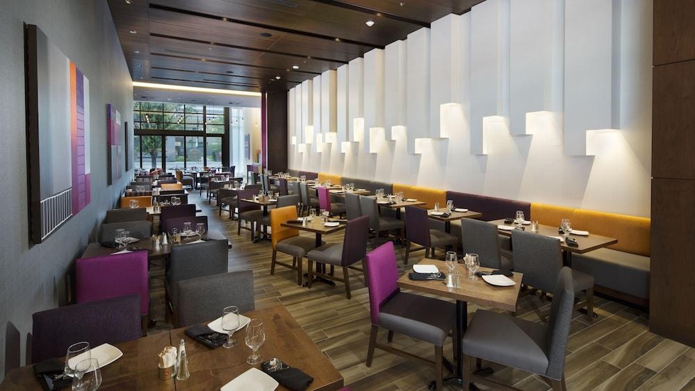Holiday Inn Hotel & Suites Montreal Centre-ville Ouest by IHG photo 3