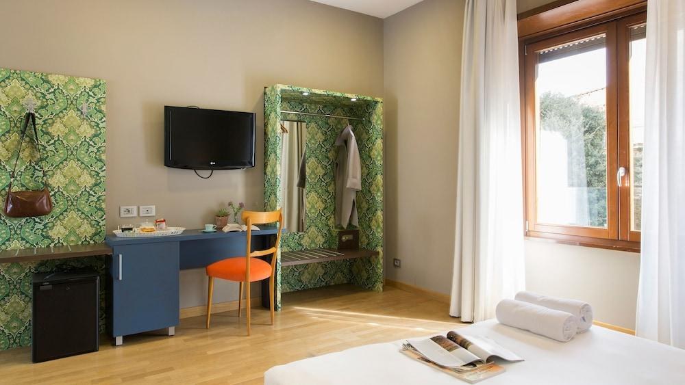 MONTI FIRST ROME photo 2